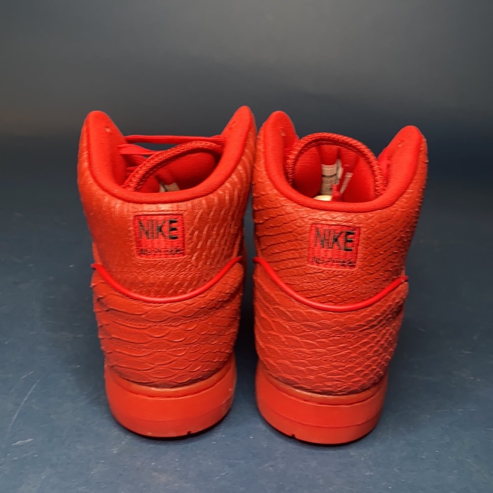 Nike - Picture 2 of 4